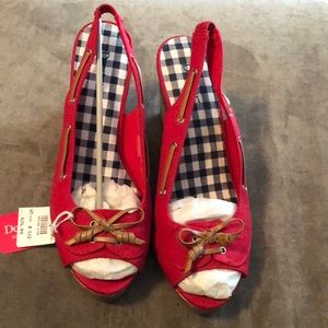 Size 81/2 platform wedge NWT